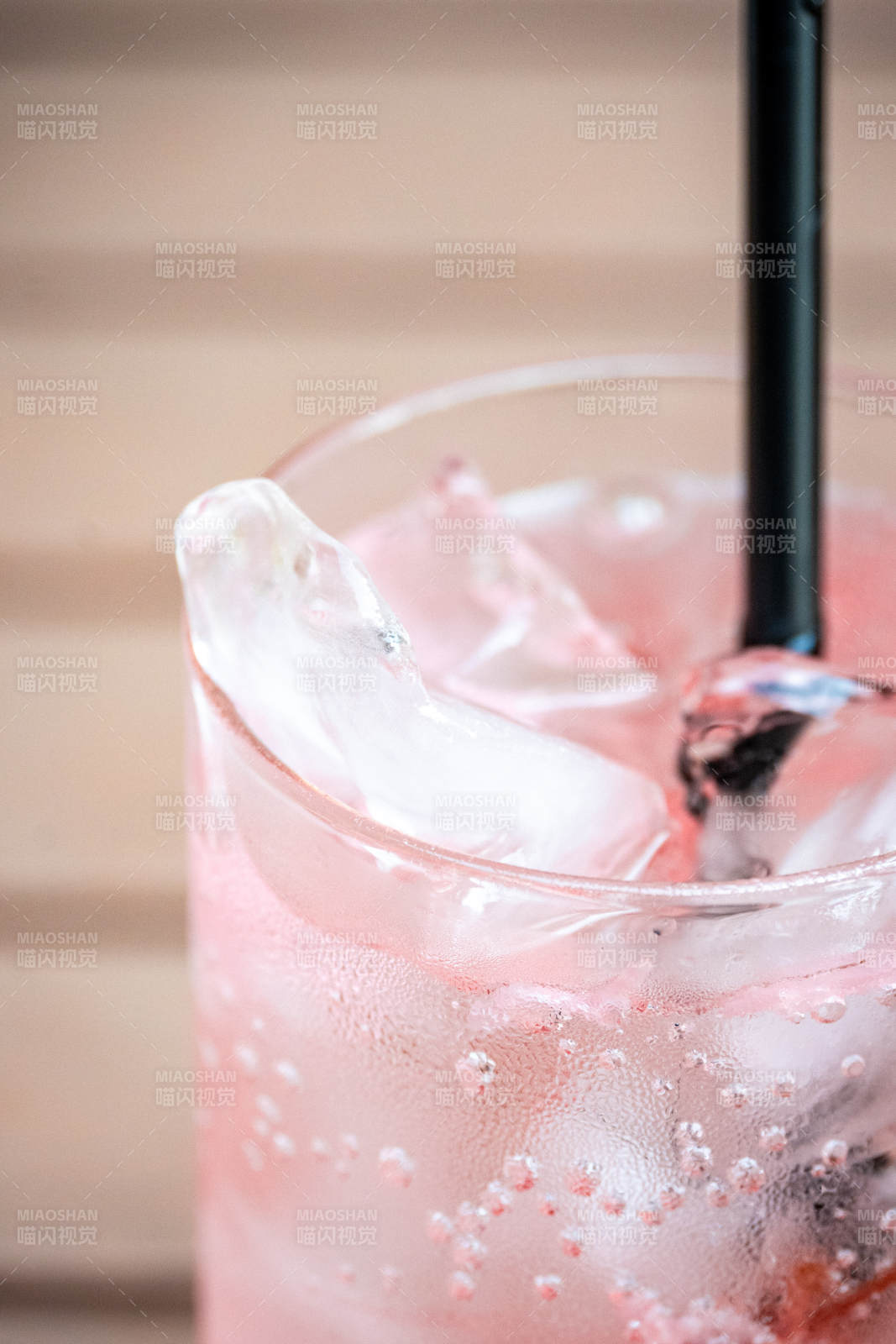 粉色气泡冰饮图片