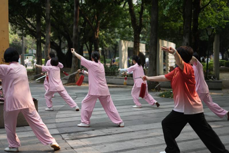 公园晨练太极图片