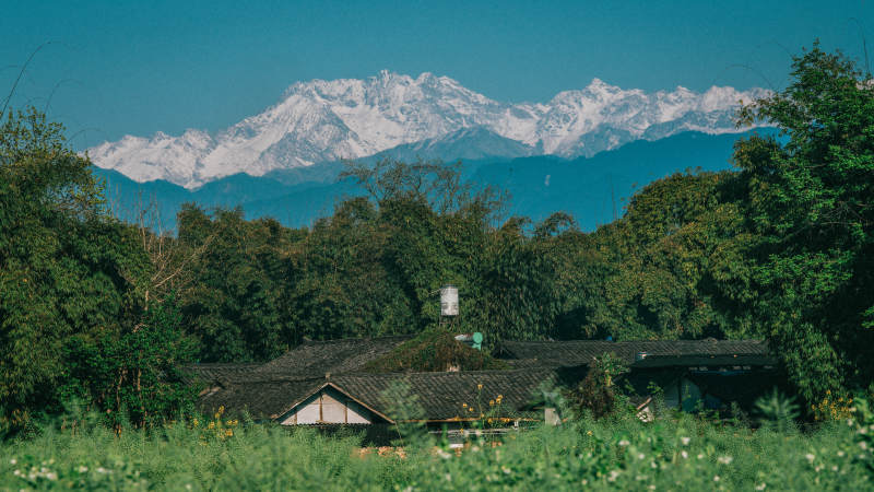 雪山下的村庄图片