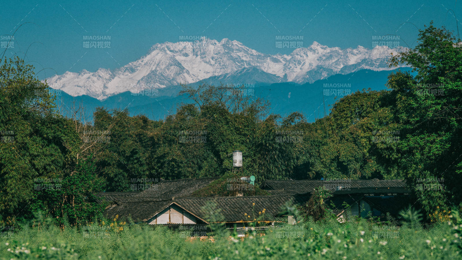 雪山下的村庄图片