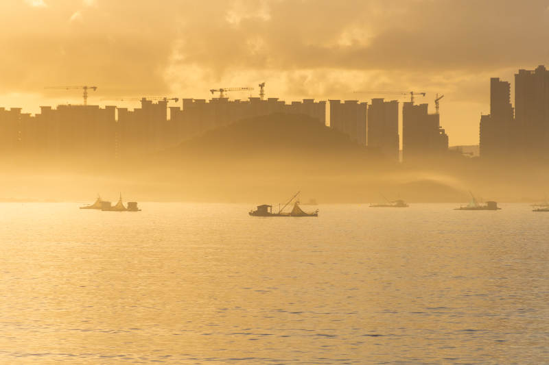 东山岛晨曦中的城市与渔船图片