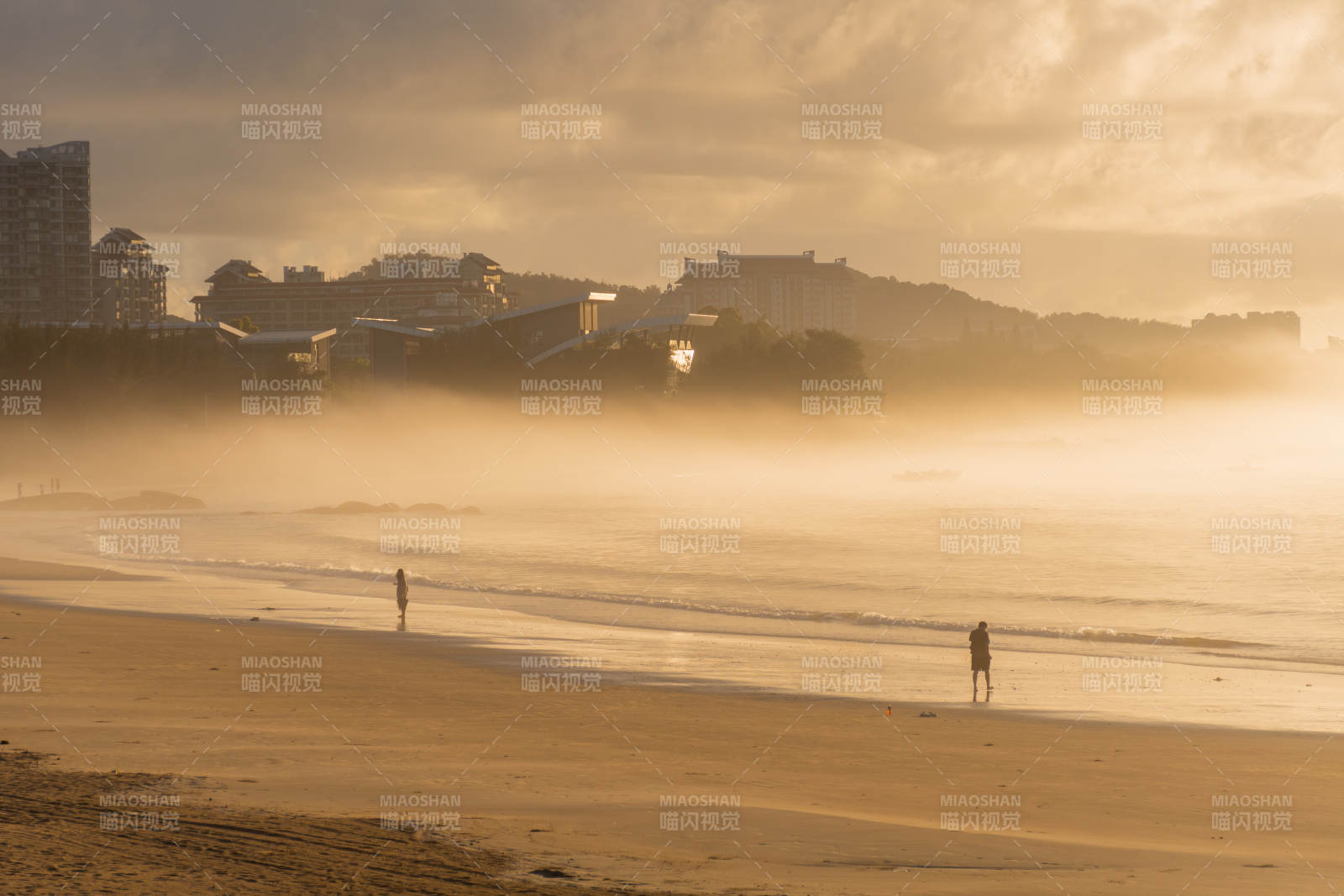 东山岛晨雾中的海滩漫步图片