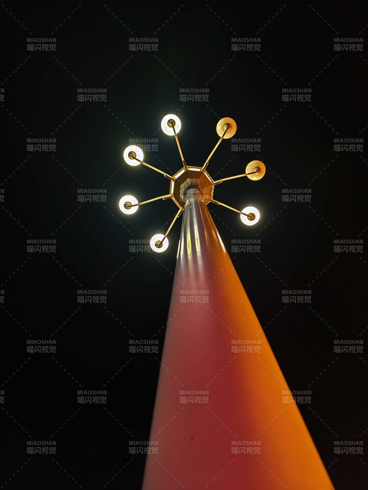 夜空下的灯光塔图片