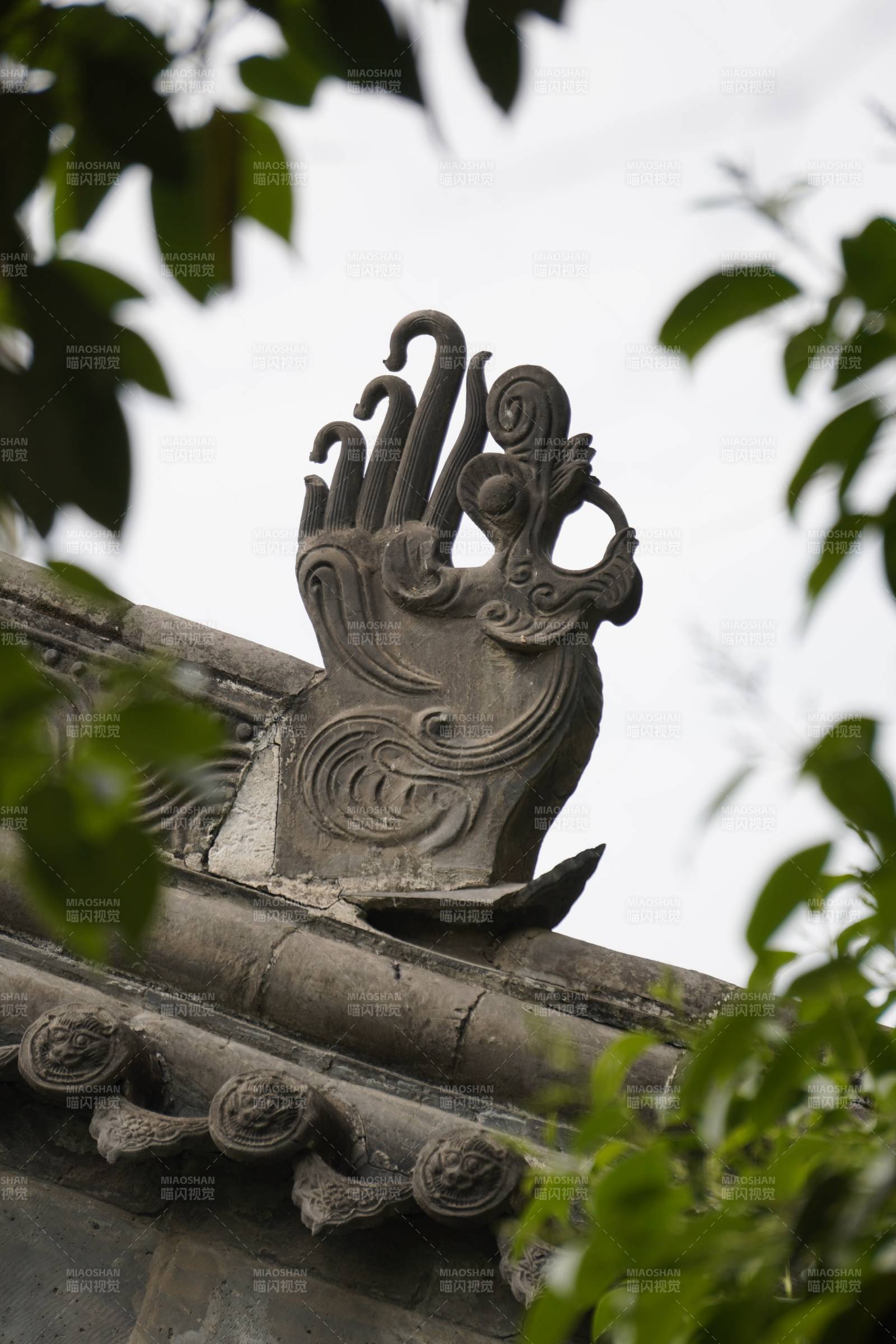 古建筑屋檐上的装饰图片