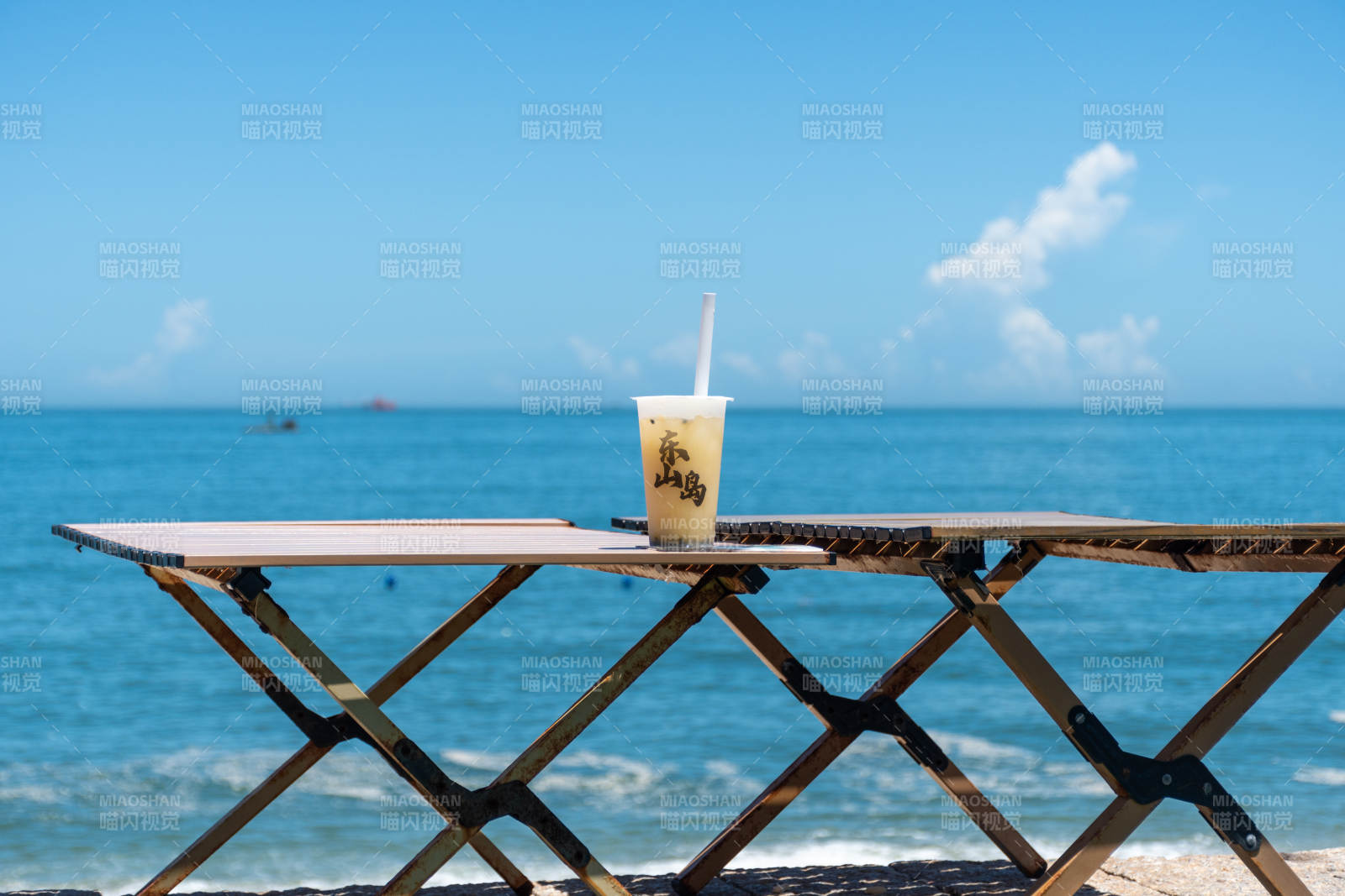 东山岛海滩上的清凉饮品图片