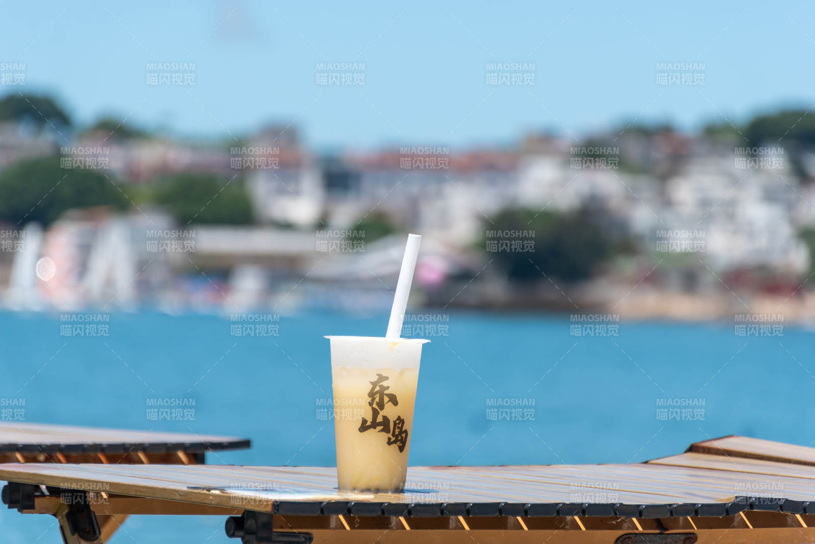 东山岛海滩上的奶茶时光图片