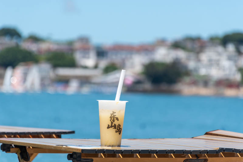 东山岛海滩上的奶茶时光图片