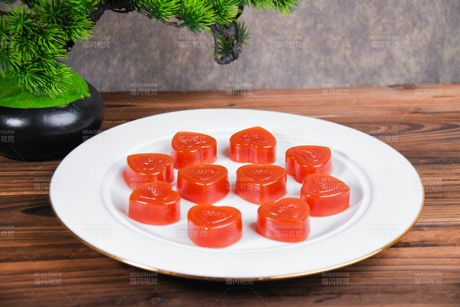 心形果冻甜点盘图片