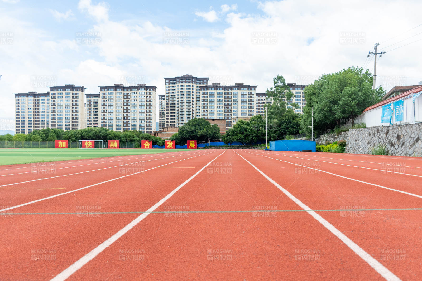 城市背景下的红色跑道图片
