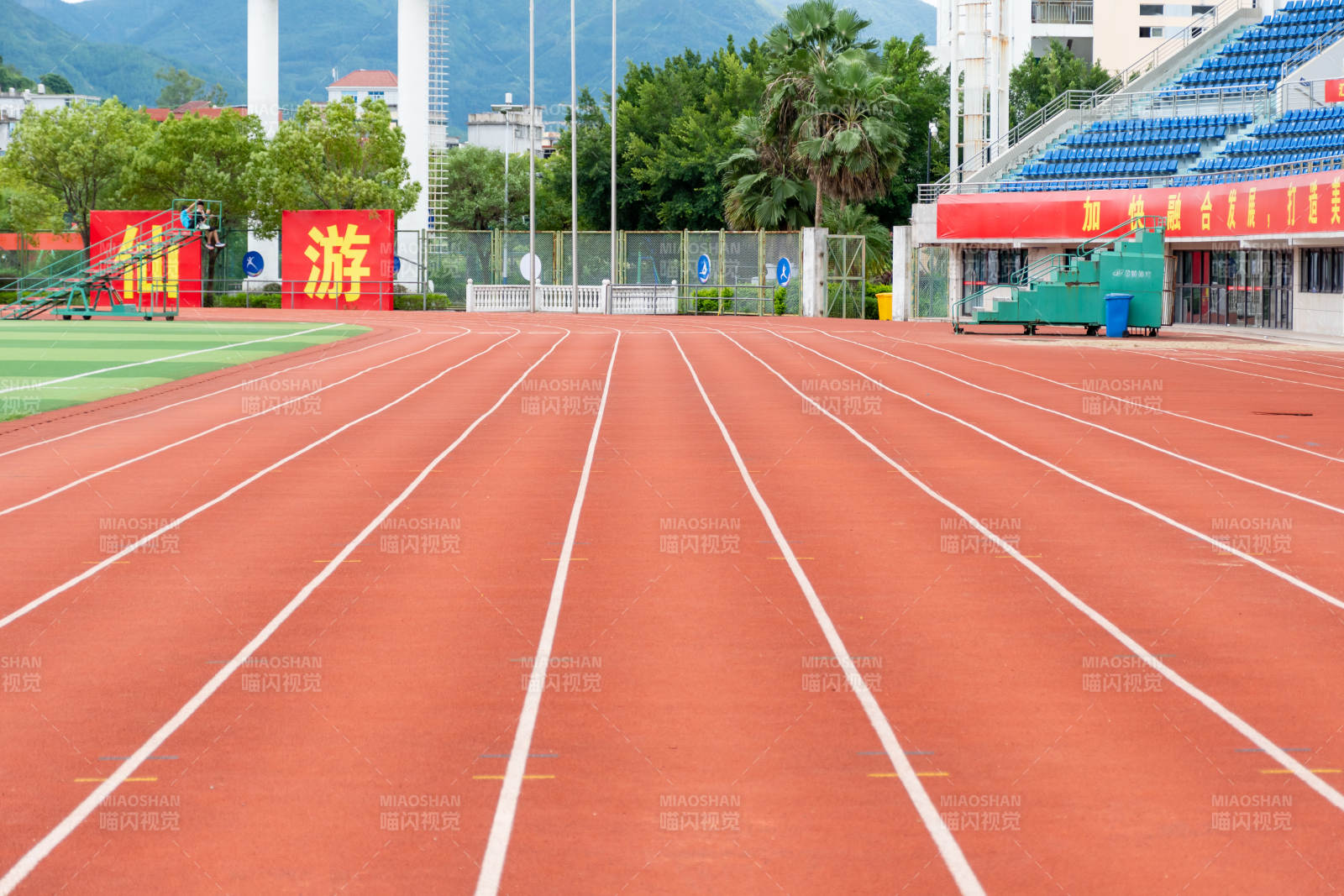 空旷的红色跑道图片