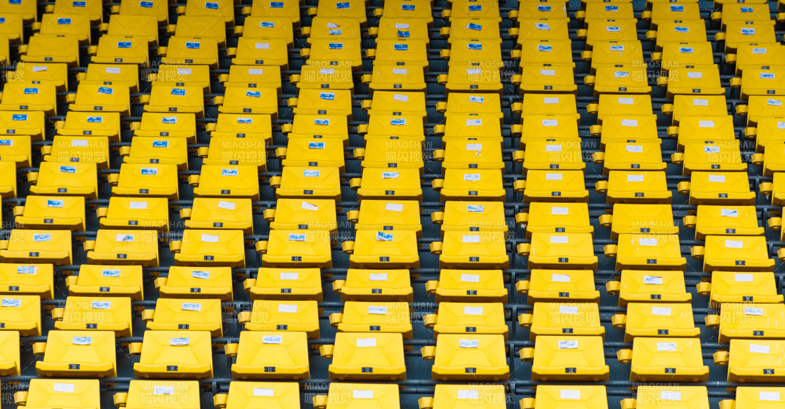 黄色座椅的体育场图片