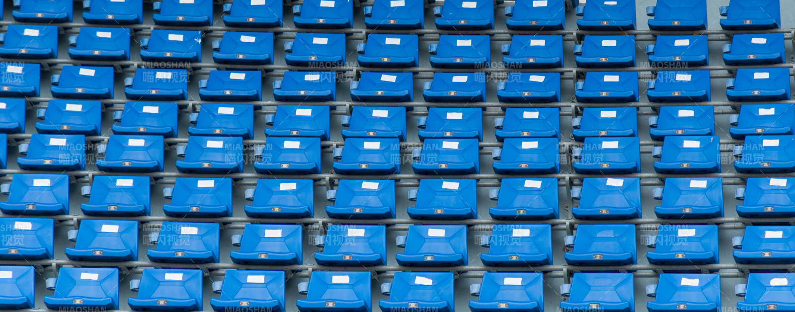 蓝色座椅的体育场图片