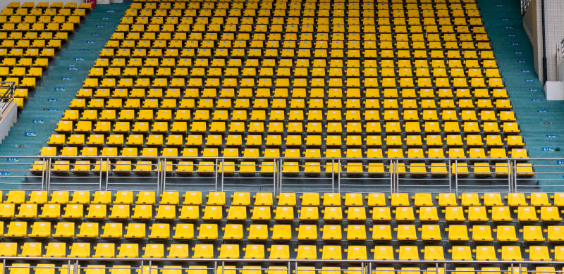 空旷的黄色座椅看台图片