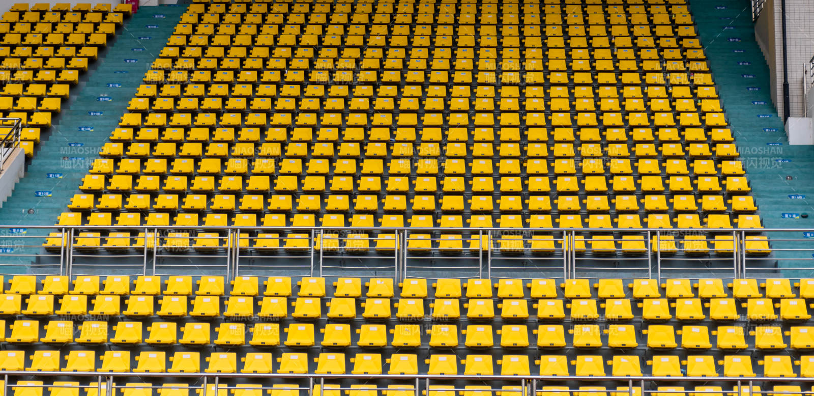 空旷的黄色座椅看台图片