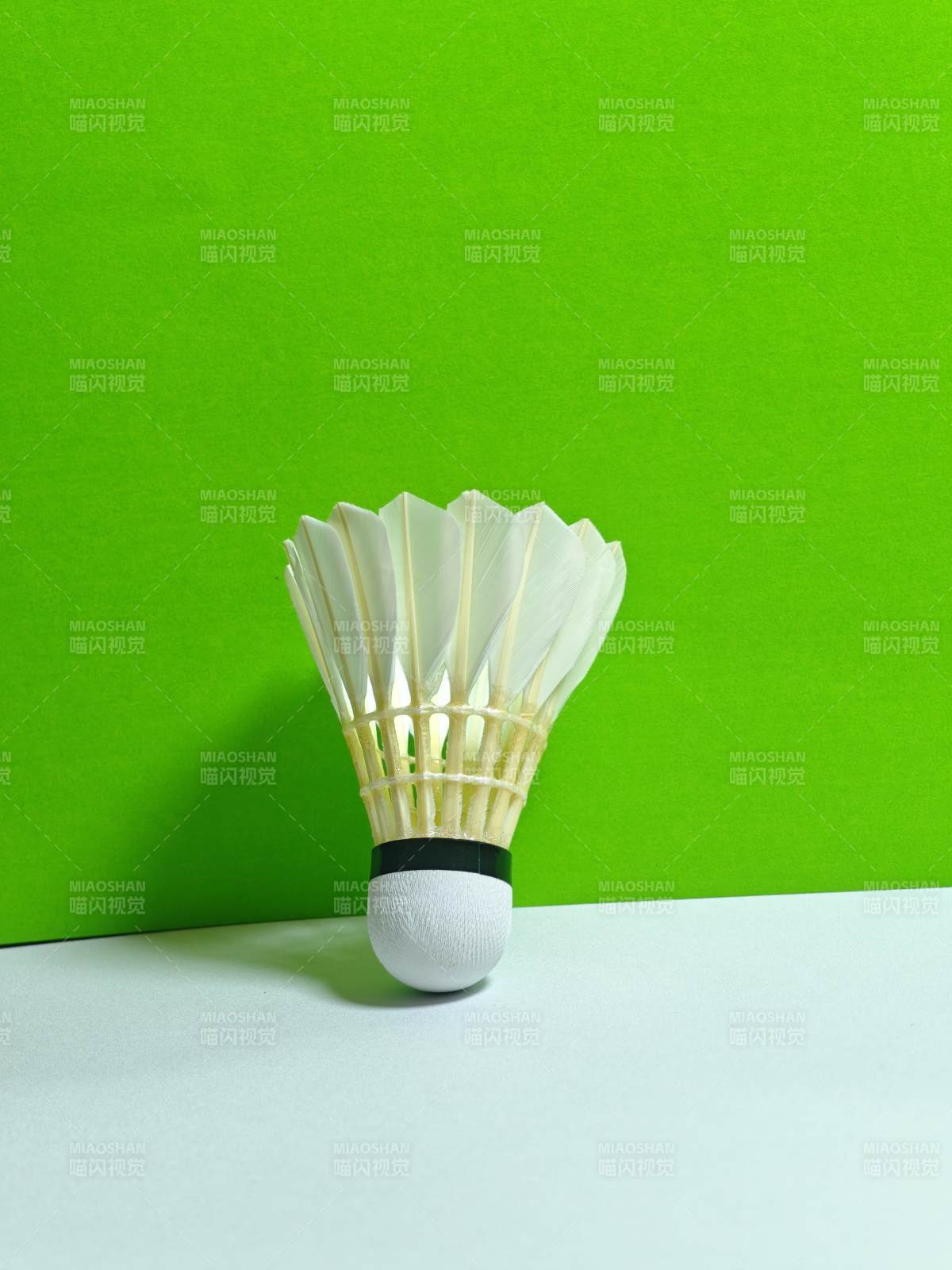 羽毛球与绿色背景图片