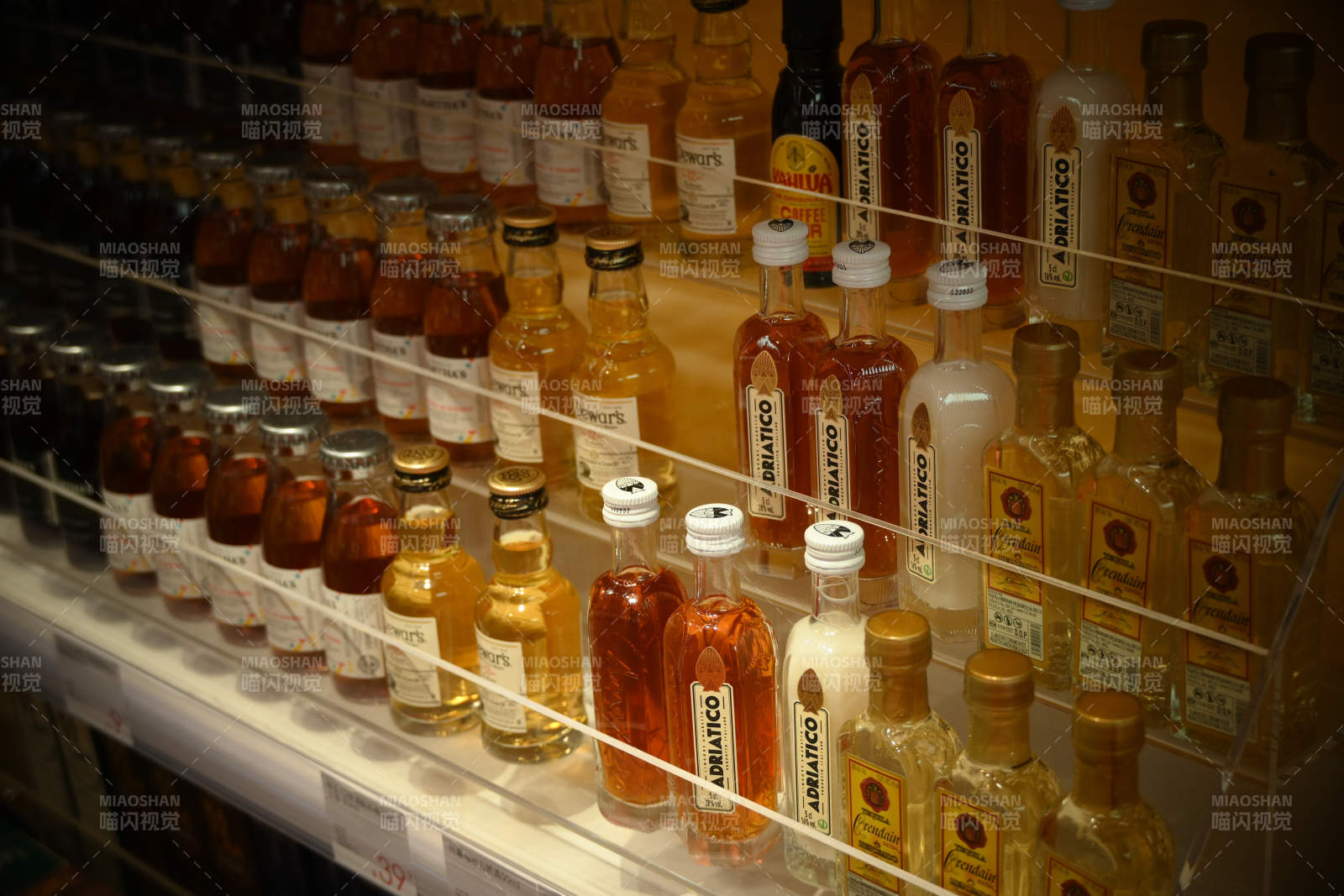 酒瓶陈列图片
