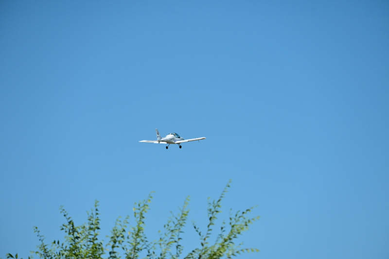 小飞机蓝天翱翔图片