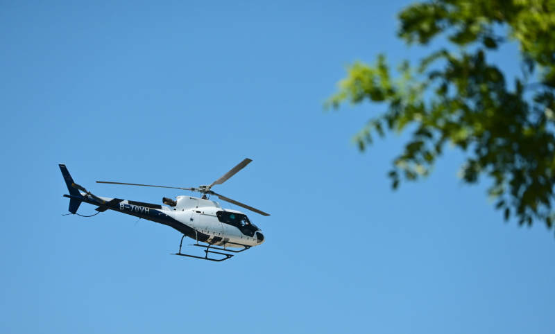 警用直升机空中巡逻图片