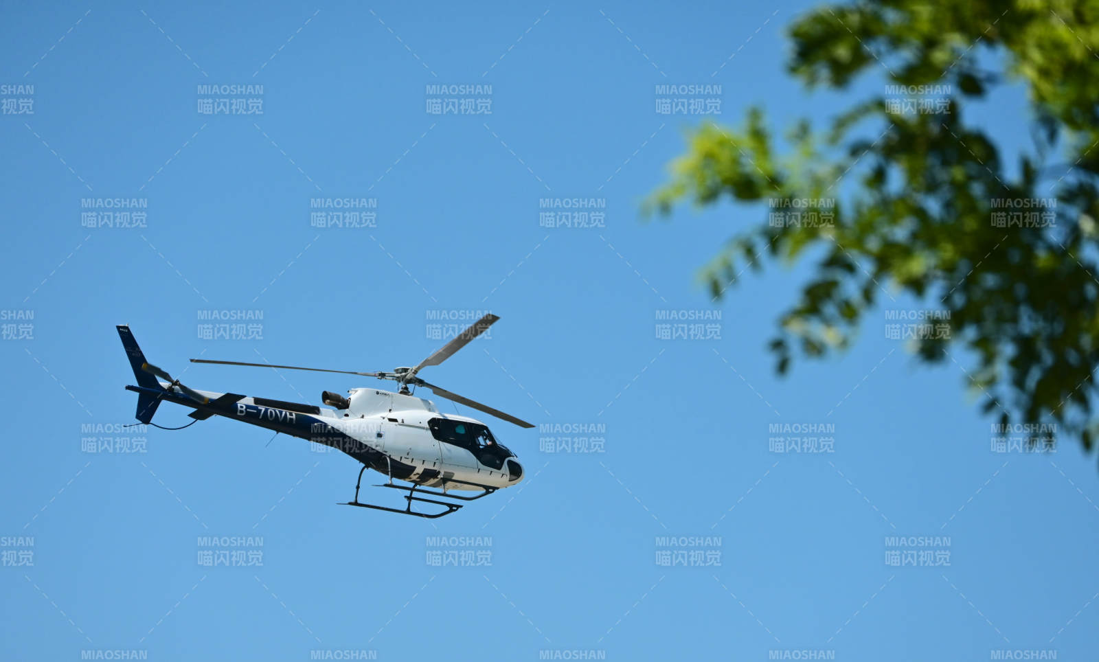 警用直升机空中巡逻图片