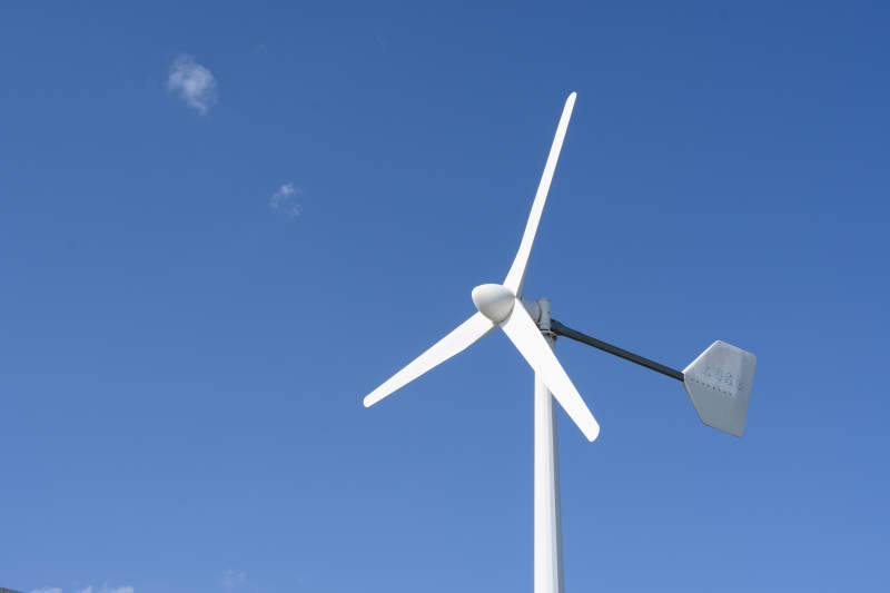 风车与蓝天图片