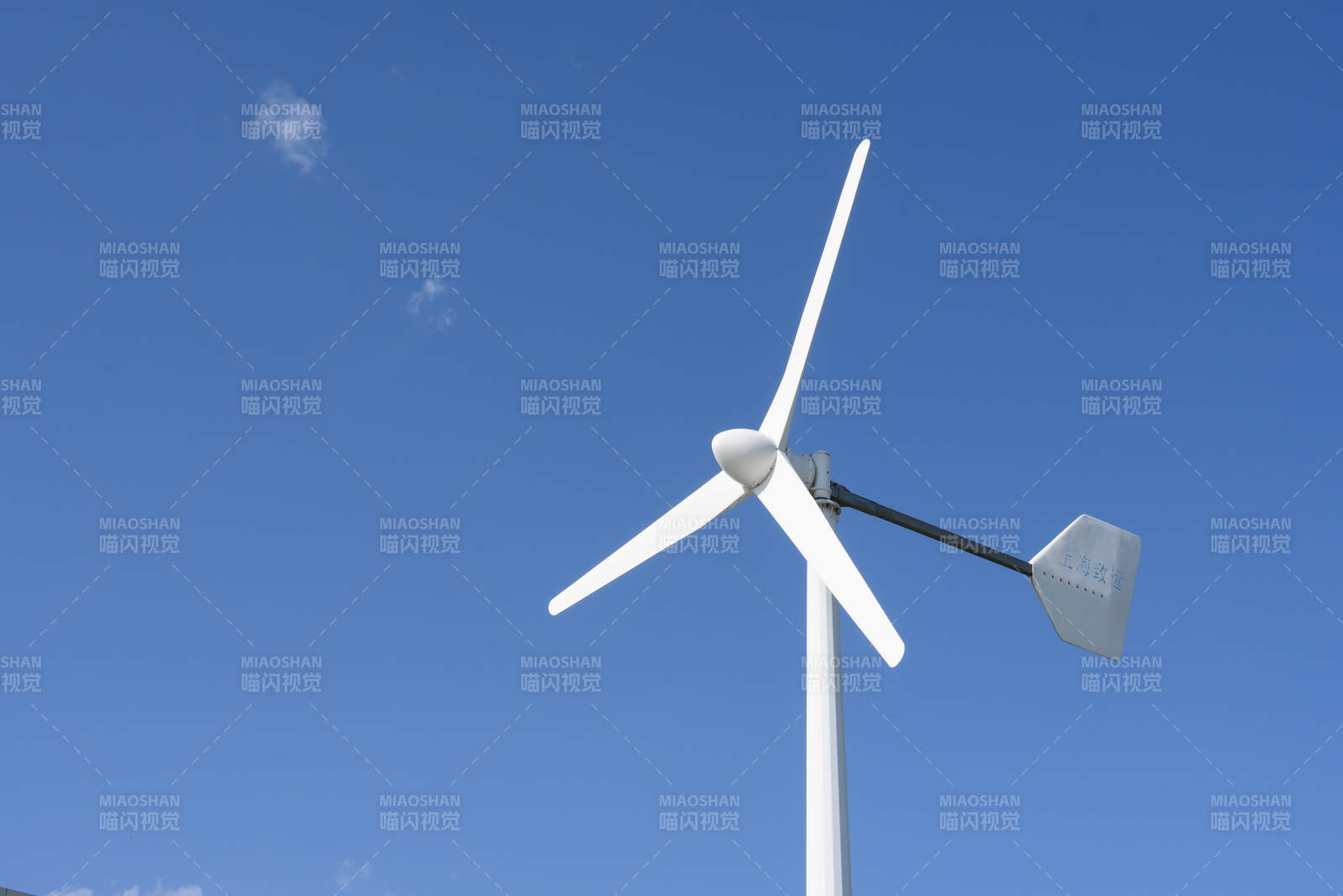 风车与蓝天图片