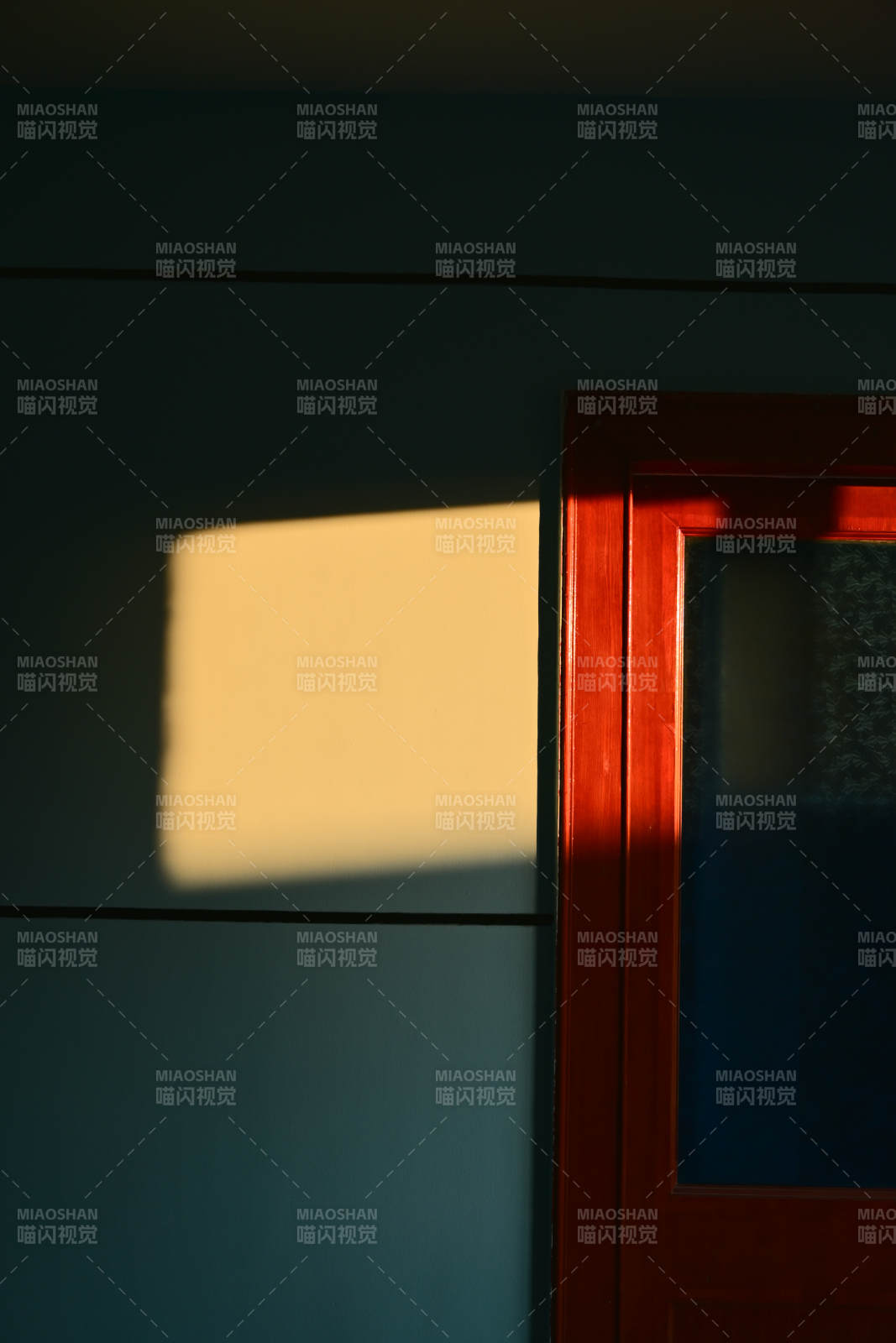 夕阳映照的门框图片