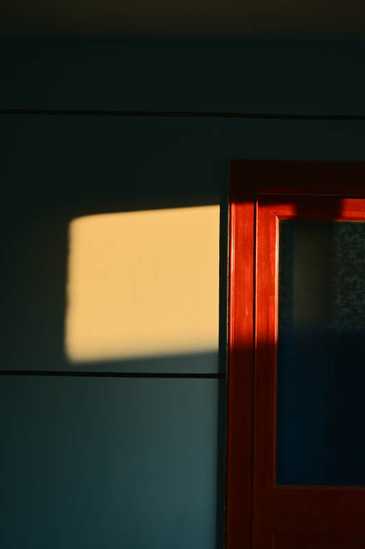 夕阳映照的门框图片