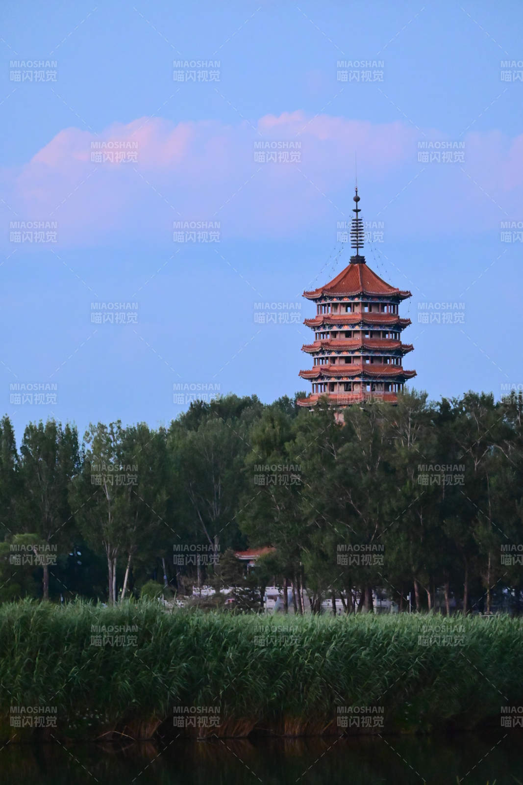 湖畔古塔映晚霞图片