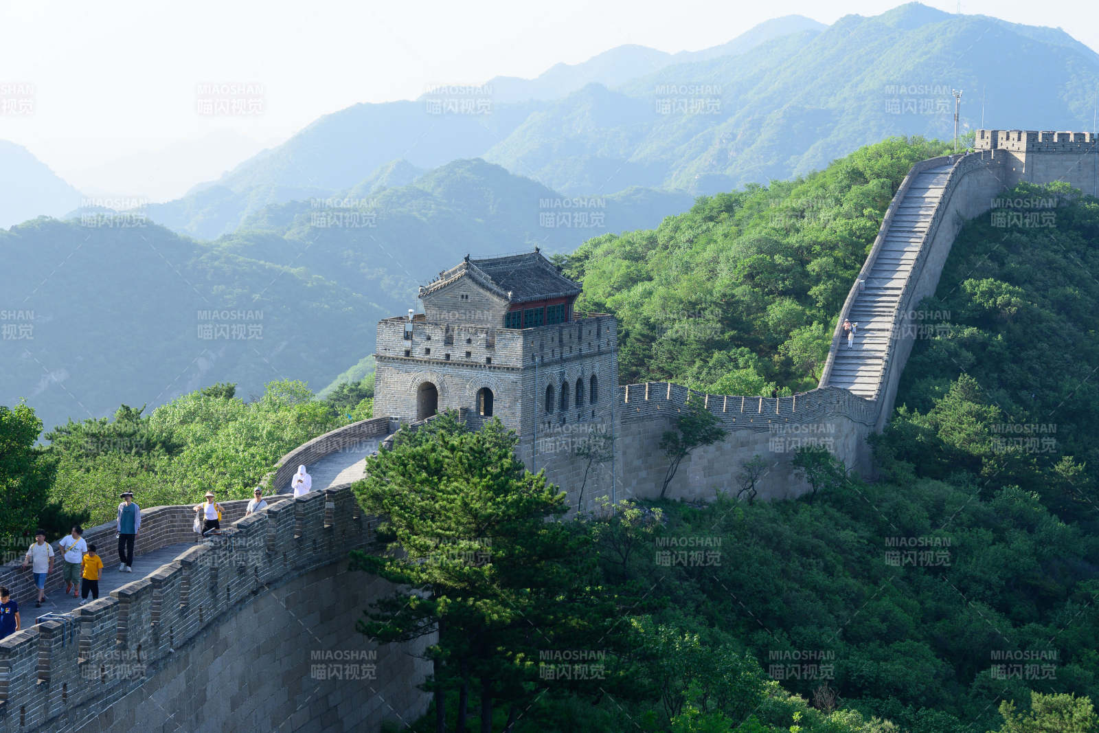 长城蜿蜒山间图片