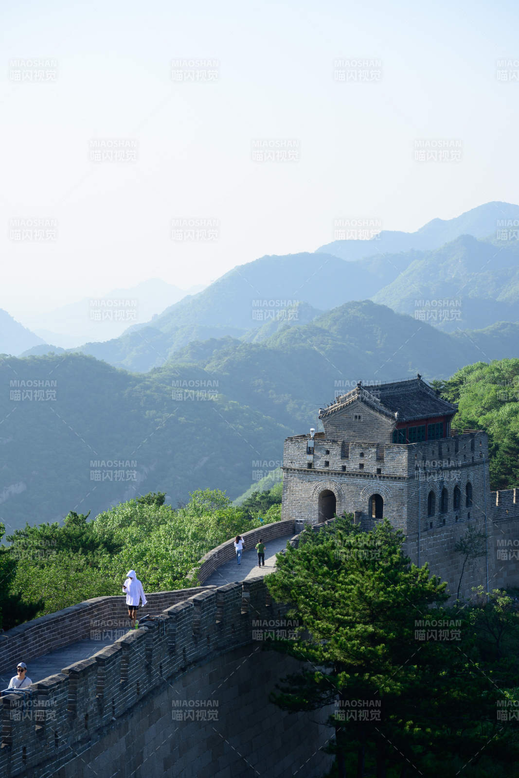 长城山间游人行图片
