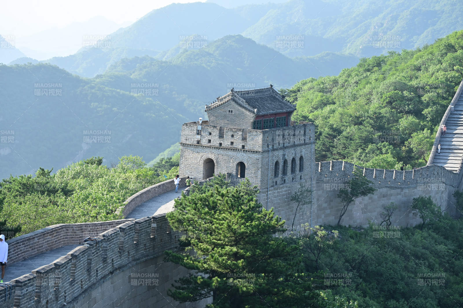 长城蜿蜒山间图片