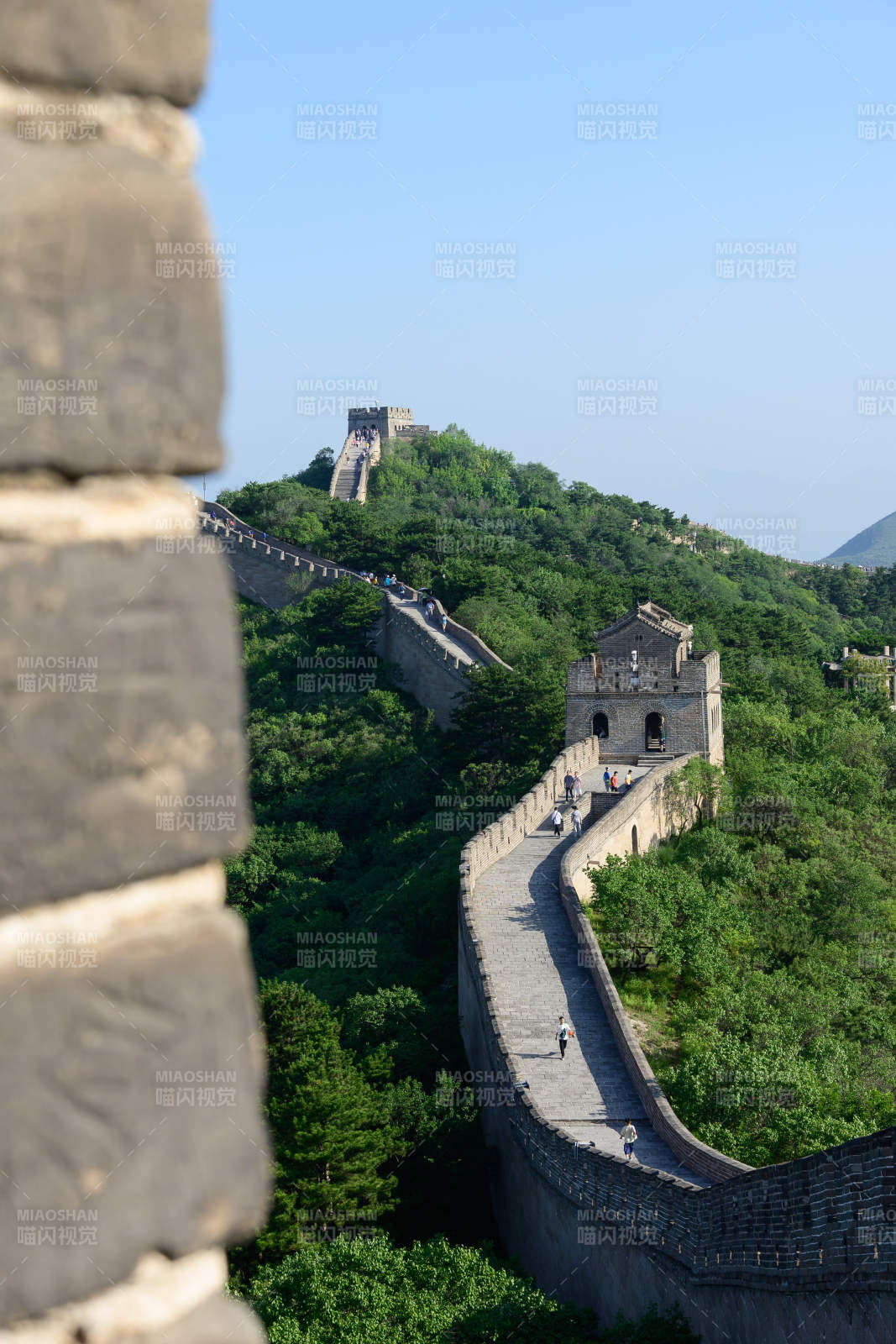 长城蜿蜒山间图片