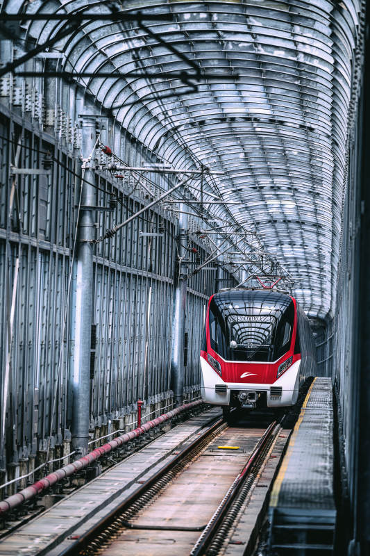 现代列车驶入隧道图片