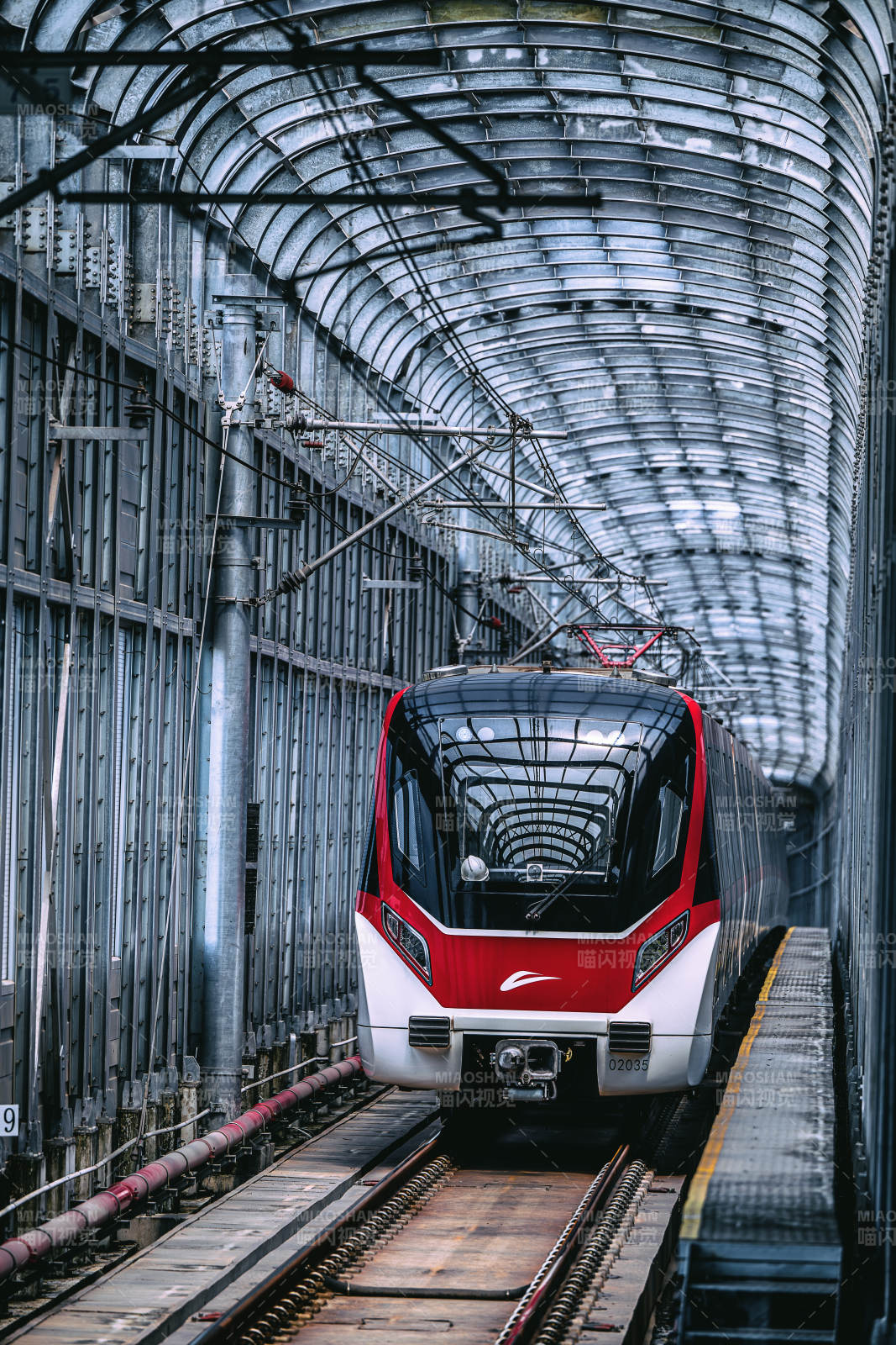 现代列车穿越隧道图片