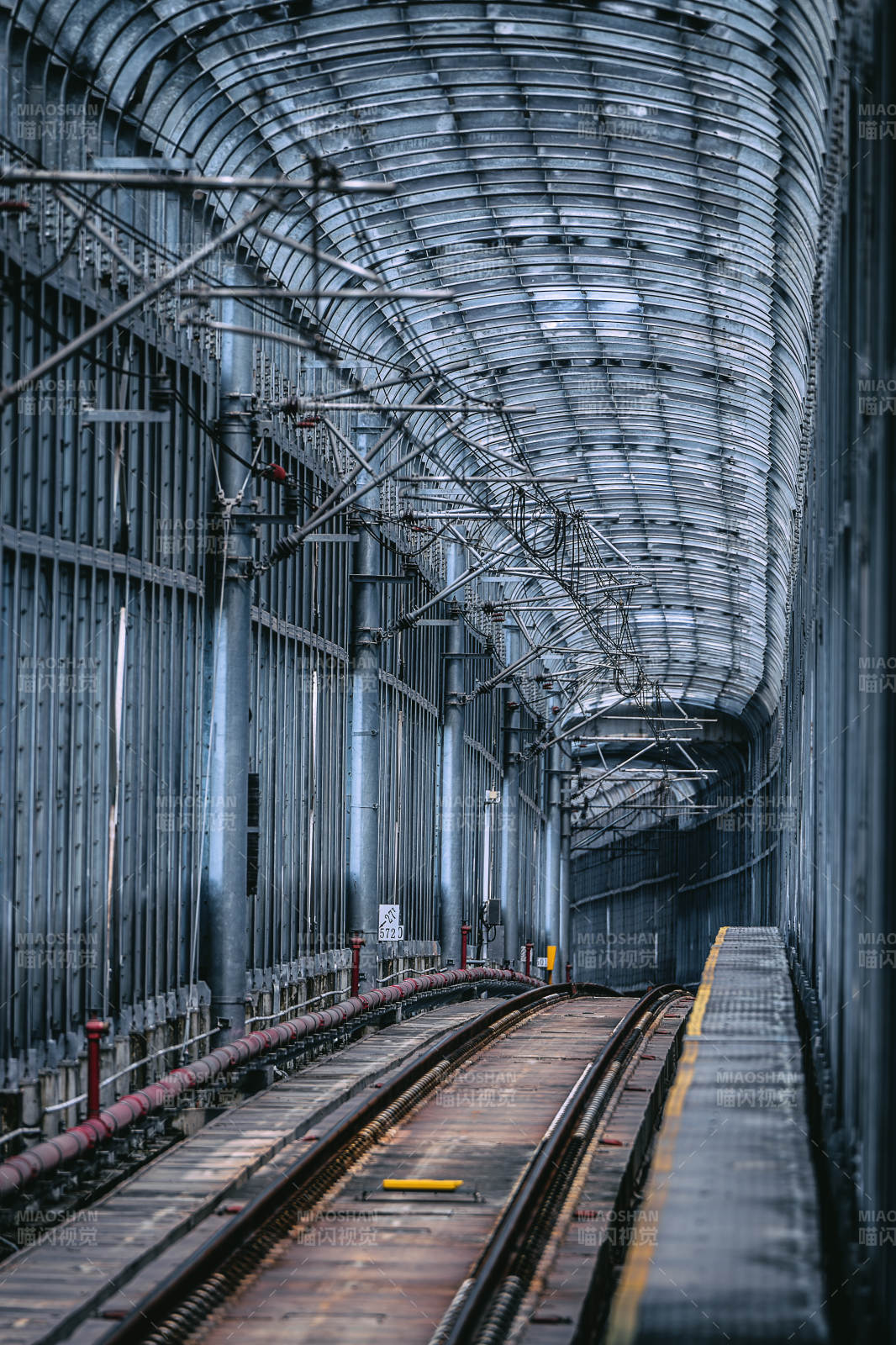 铁路隧道的工业景象图片