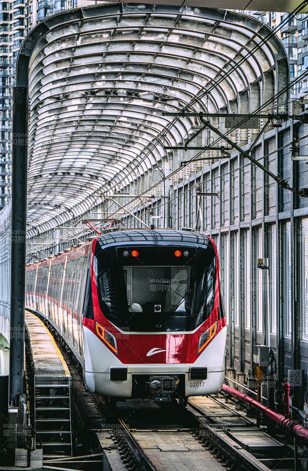 城市轨道列车进站图片
