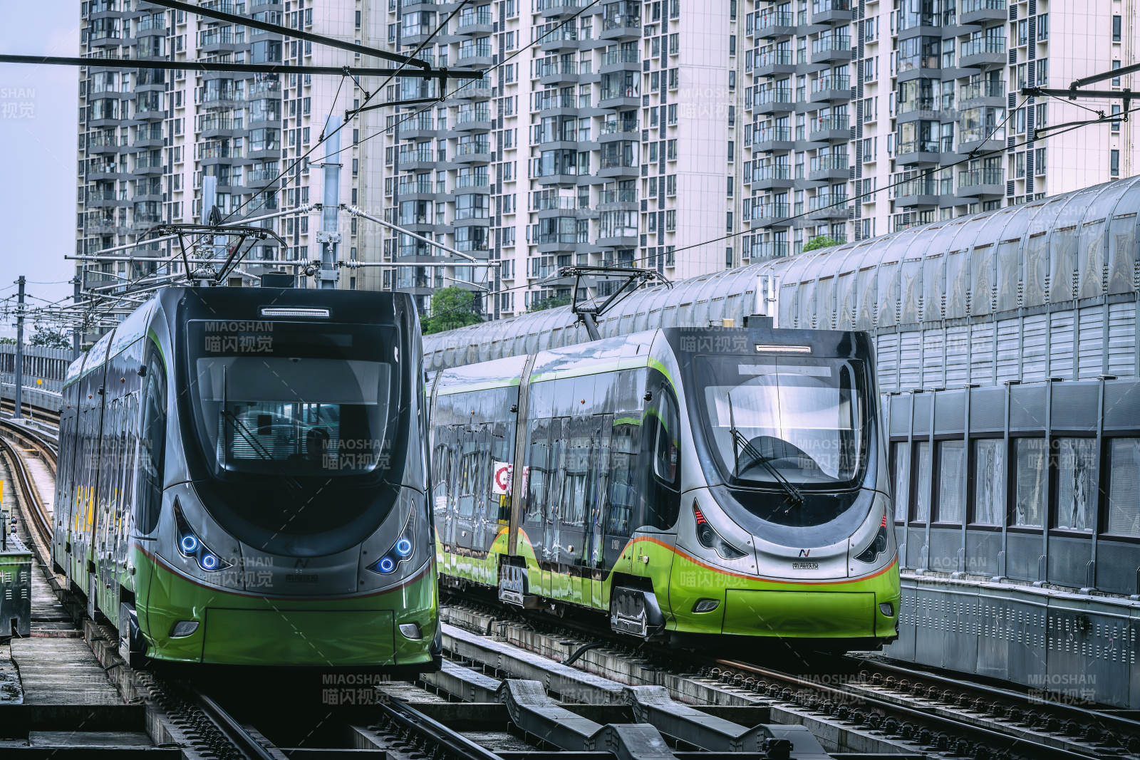 城市轻轨列车交汇图片