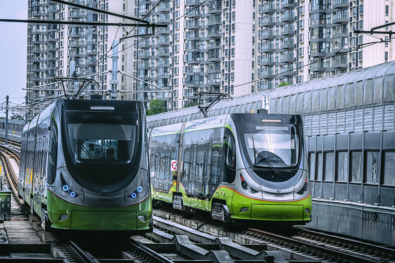 城市轻轨列车交汇图片