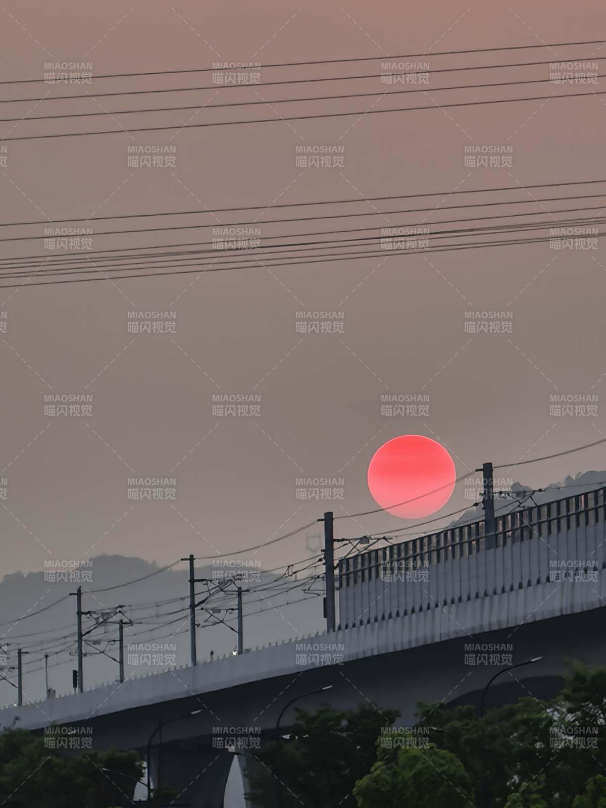 夕阳下的铁轨与桥梁图片