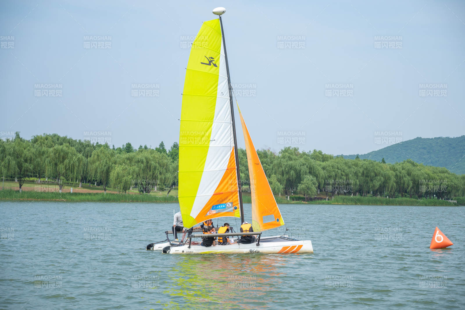 湖上帆船图片