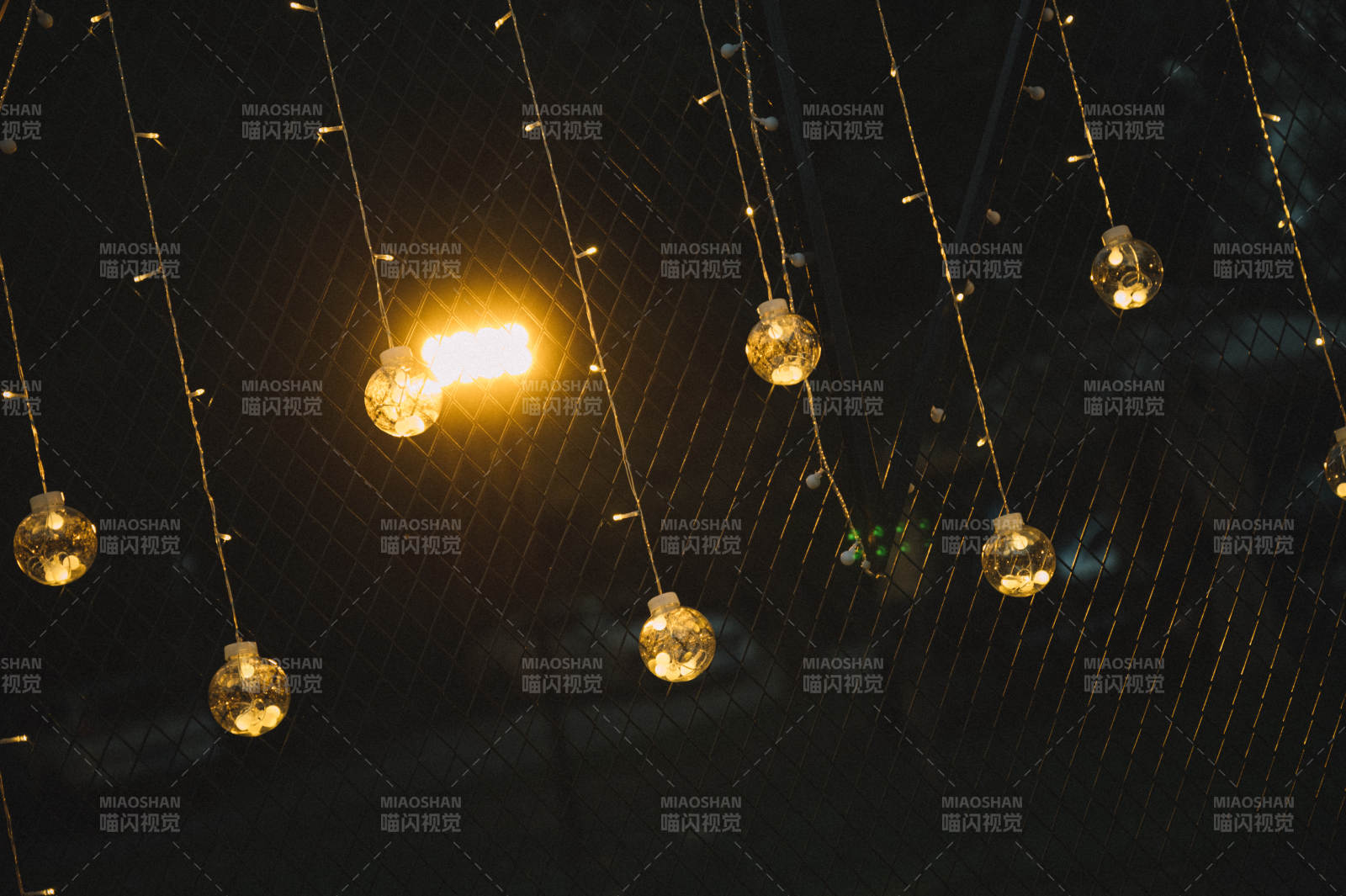 夜空中的灯光装饰图片