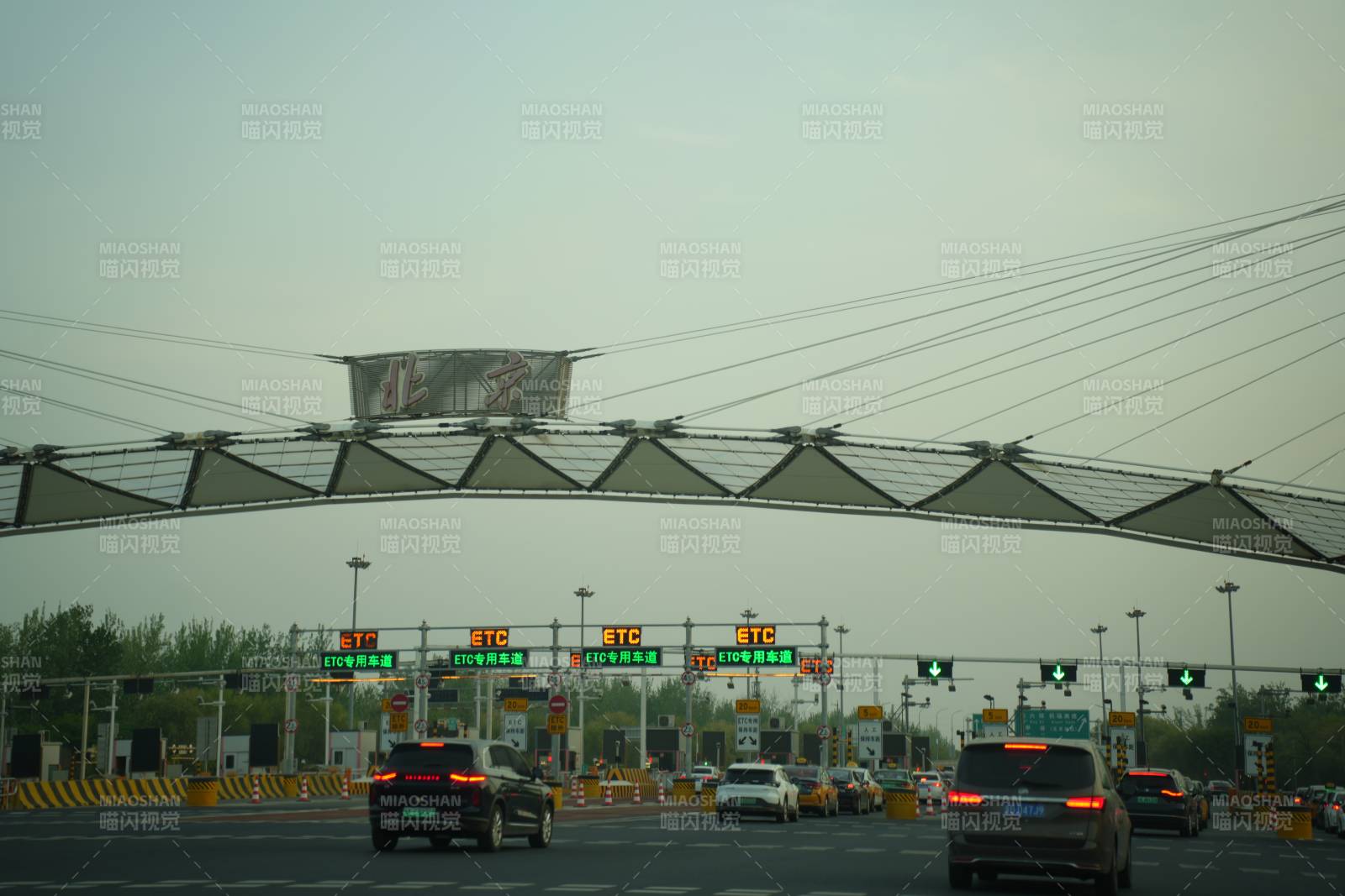 高速路口的ETC收费口图片