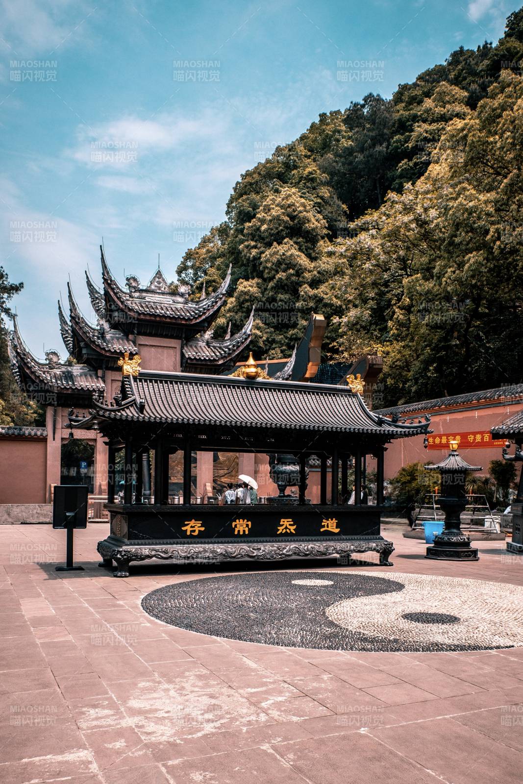 古寺前的太极图案图片