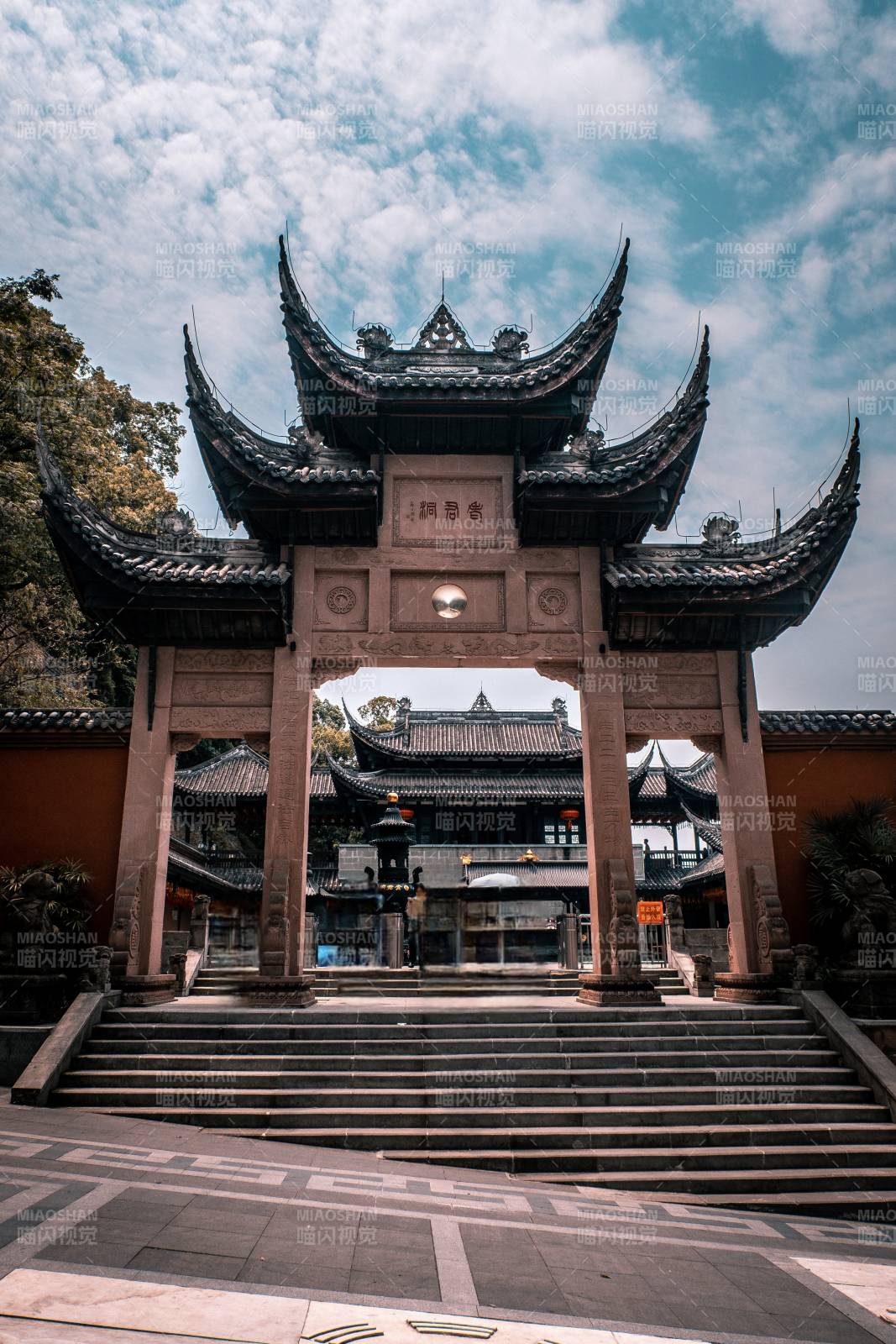 古刹门前台阶图片