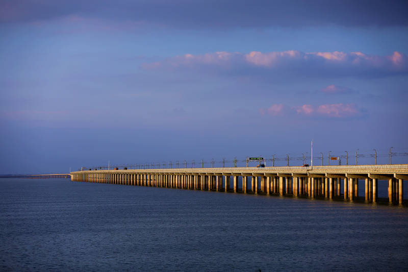 夕阳下的南京石臼湖特大桥图片