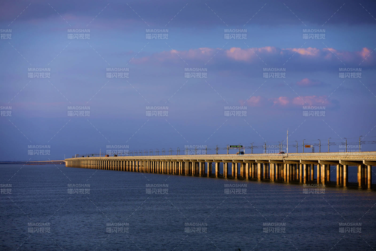 夕阳下的南京石臼湖特大桥图片
