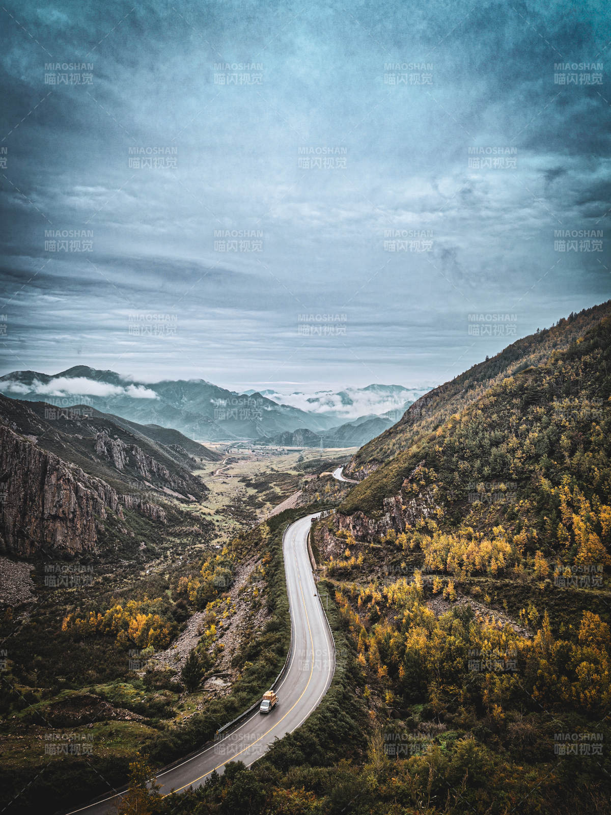 山路蜿蜒 秋色迷人图片