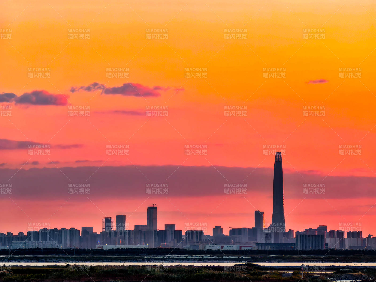 夕阳下的城市剪影图片