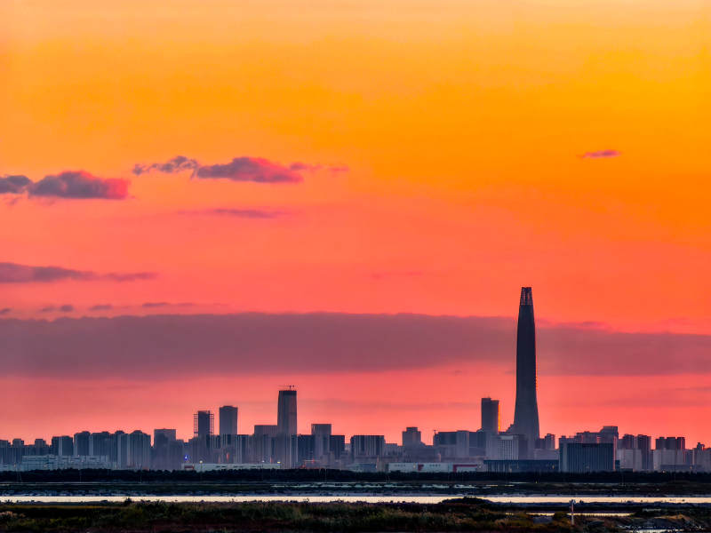 夕阳下的城市剪影图片