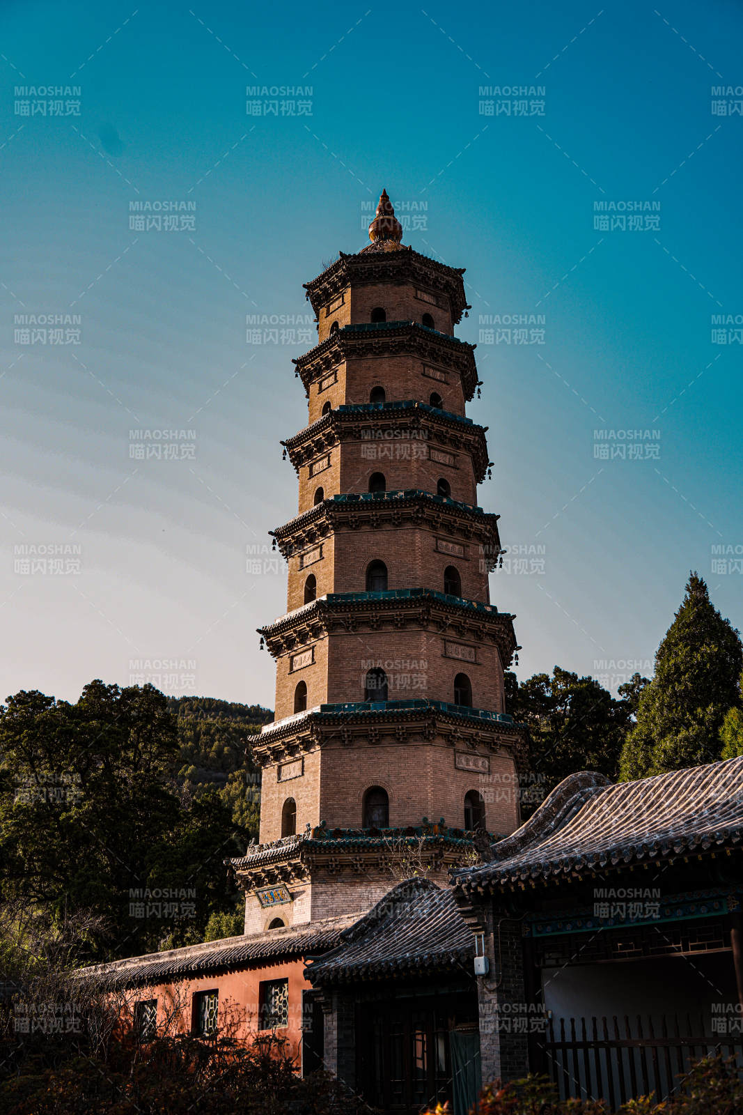 古塔耸立 夕阳映照图片